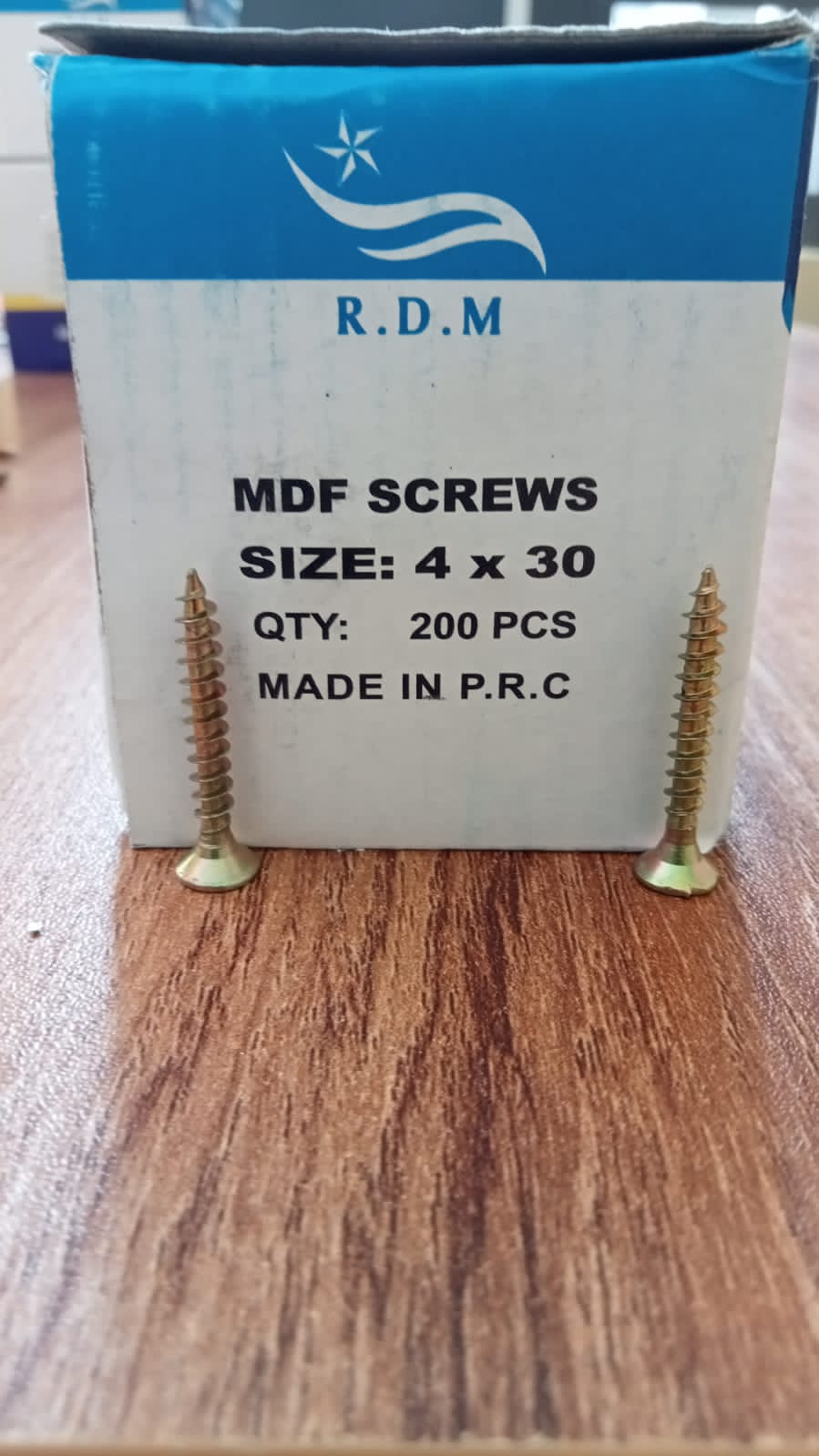 Box of assorted screws for woodwork and interior installations, featuring rust-resistant zinc coating